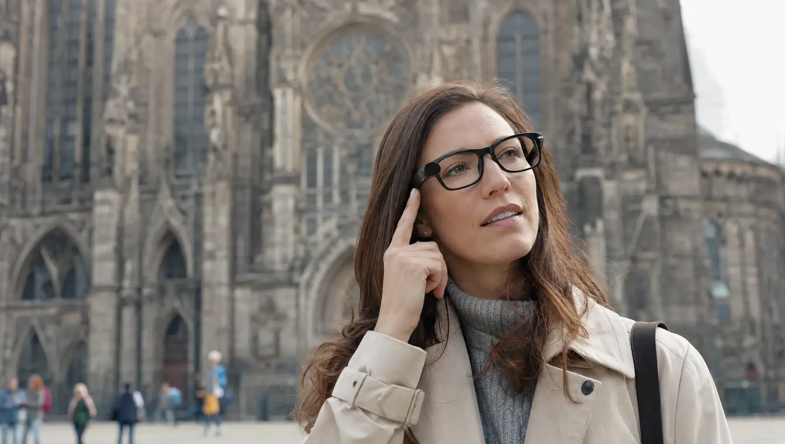 Frau fragt ihre KI-Brille vor einer Kathedrale nach dem Gebäude