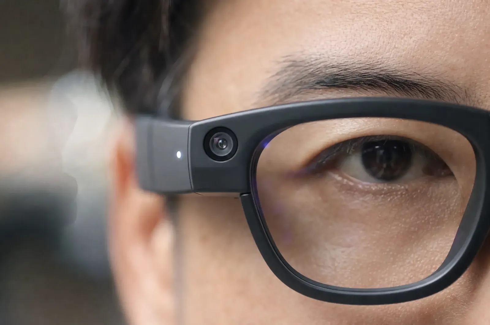 Leuchtende Aufnahme-LED neben der Kamera einer Smartbrille