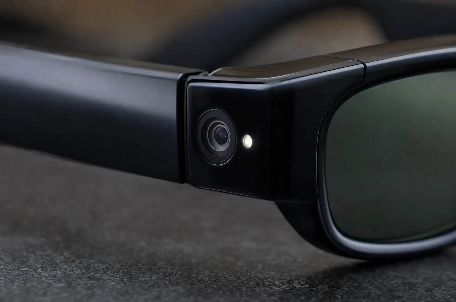 Nahaufnahme einer Smartbrille mit Kameralinse und Aufnahme-LED am Scharnier